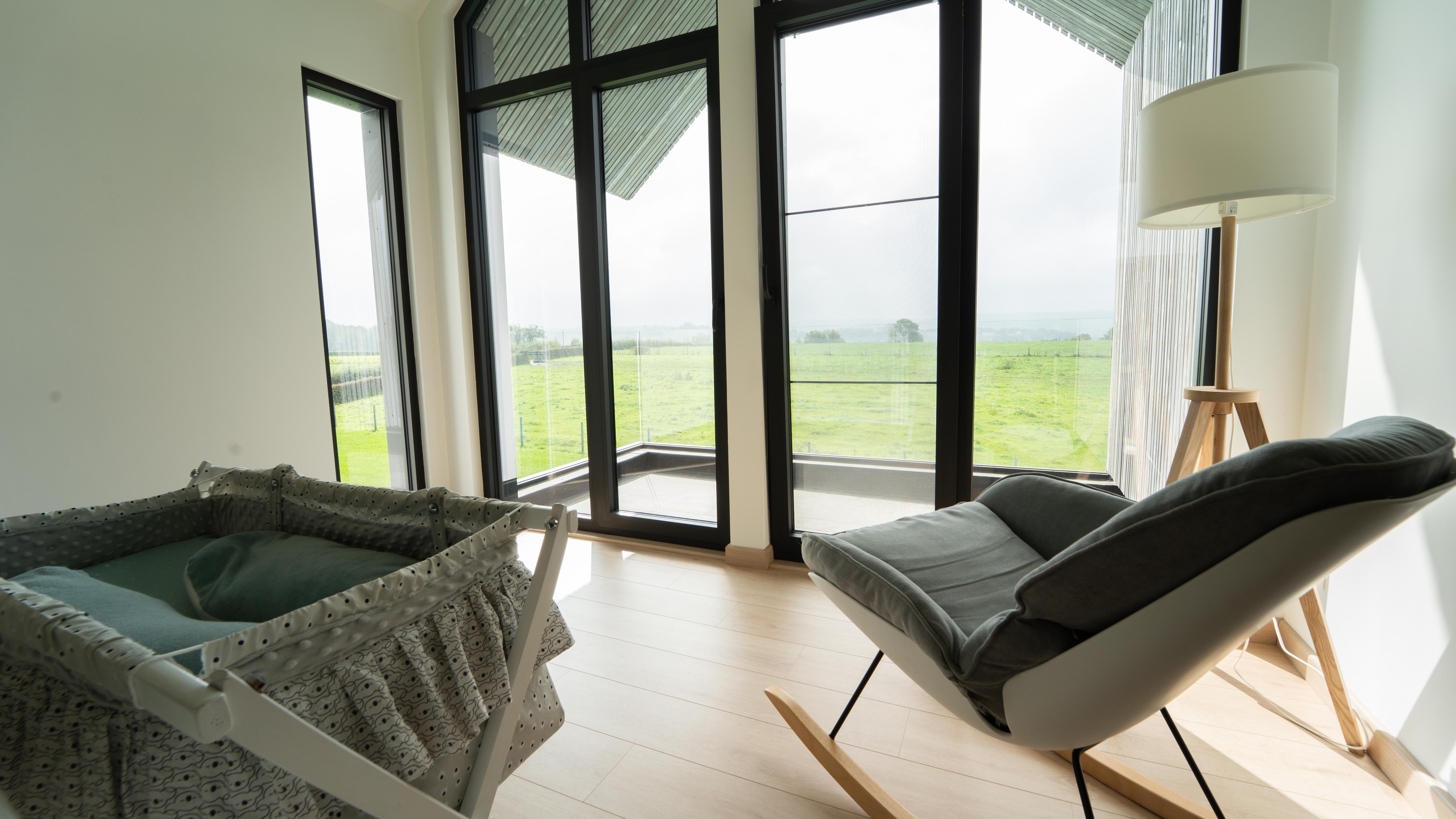 Mobilier et miroir en verre