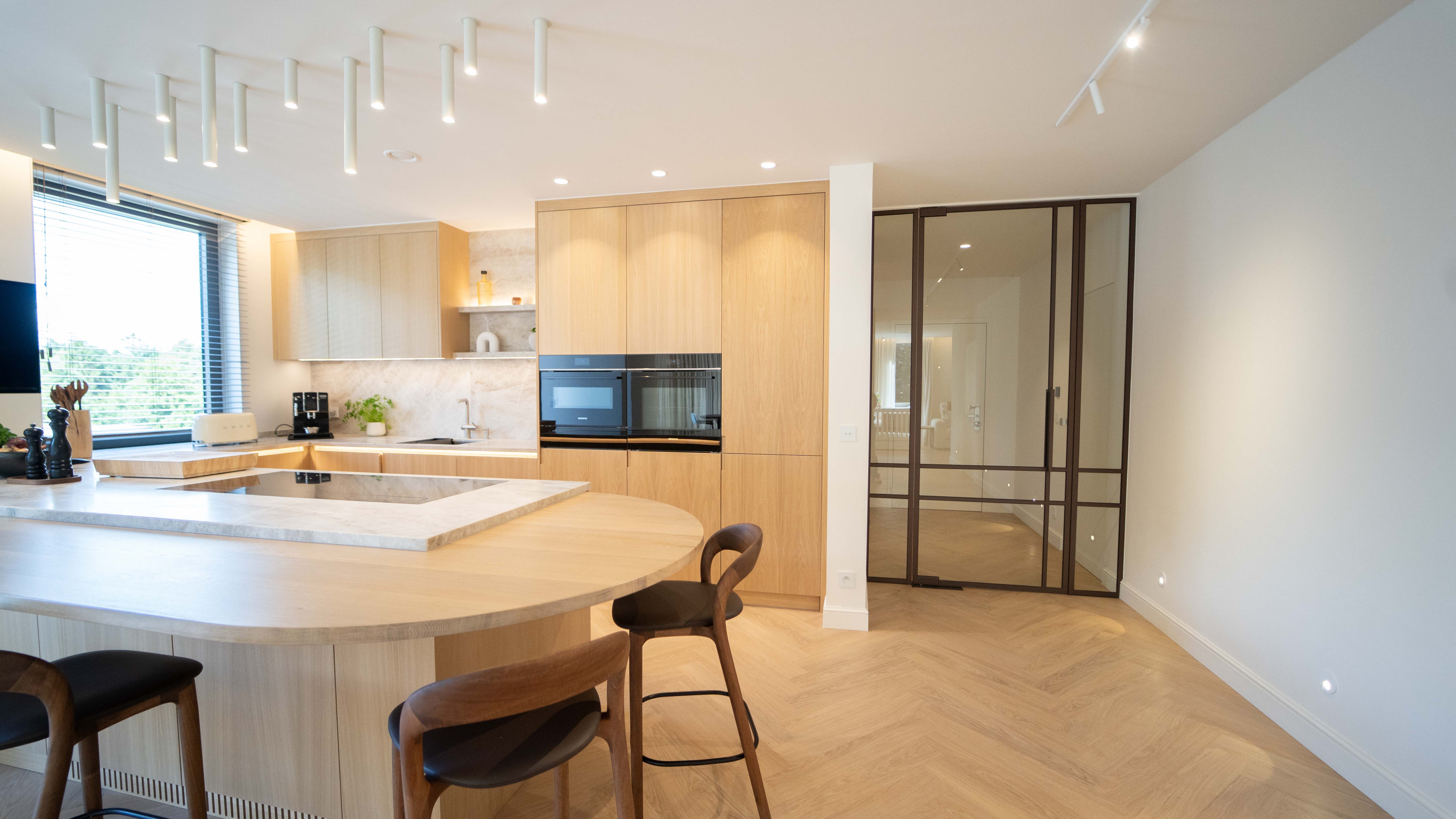 Cloison vitrée Steel Look dans un intérieur lumineux