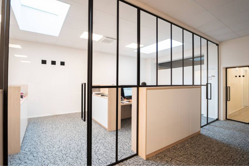 Cloisons vitrées Steel Look à profilés noirs séparant les bureaux des notaires Laguesse et Stockart à Verviers