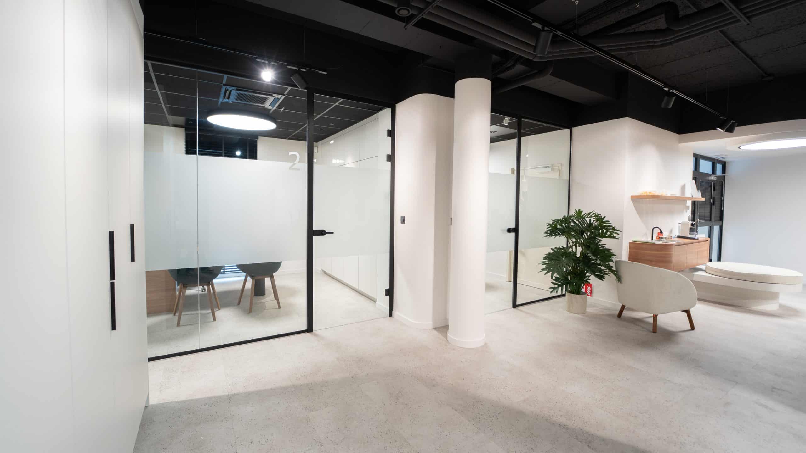 Cloisons vitrées et portes de bureaux réalisées par la Vitrerie Couard
