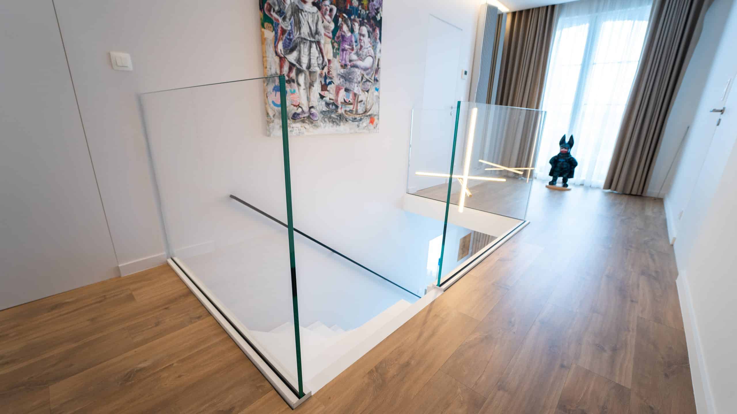 Garde-corps en verre sans main courante posé par la Vitrerie Couard sur un palier